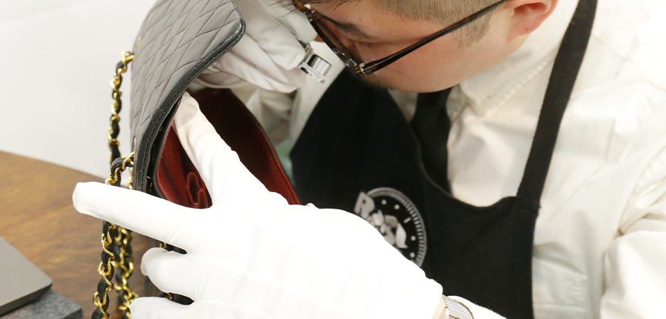 査定している写真